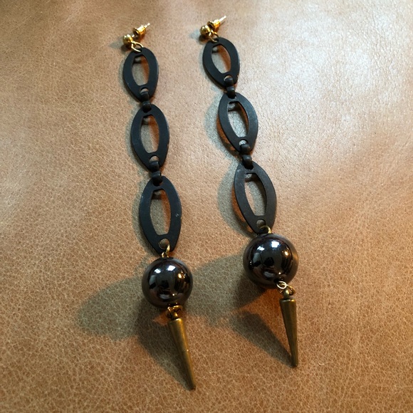 Black and gold spike earrings - Picture 3 of 5